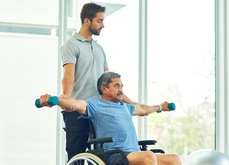 Dr. Hamza Minhas giving Physiotherapy services for back pain relief at body revive center lahore